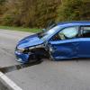 Zwischen Biessenhofen und Kaufbeuren hat es am Mittwochabend einen Unfall zwischen drei Fahrzeugen gegeben. Der Fahrer eines Audis wollte auf der dortigen B16 zwei vor ihm fahrende Autos überholen. Dabei schätzte er jedoch laut einem Sprecher der Polizei den Abstand zum Gegenverkehr falsch ein. 
[video]https://www.youtube.com/watch?v=NIygc810g_s[/video]
Gegenverkehr gestreift, dann in anderes Auto geknalltDer Audi streifte deshalb zunächst das entgegenkommende Auto. Danach stieß der Wagen noch mit einem weiteren Fahrzeug zusammen. Bei dem Unfall erlitt ein Mensch leichte Verletzungen. Der Sachschaden ist noch nicht bekannt. Weitere Informationen folgen!