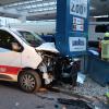 Am Donnerstagabend ist es in Ichenhausen zu einem schweren Verkehrsunfall an einer Tankstelle gekommen. Ein Transporterfahrer war von Krumbach kommend in Richtung Ichenhausen unterwegs. Wohl aufgrund einer medizinischen Ursache, verlor der 34-Jährige kurz vor der Tankstelle in der Krumbacher Straße die Kontrolle über sein Fahrzeug und krachte frontal gegen die Preistafel. Der Fahrer eines Tankzugs, der gerade dabei war sein Fahrzeug zu betanken, verständige sofort den Rettungsdienst und die Feuerwehr. 
Glück gehabt!Der Rettungsdienst brachte den 34-Jährigen verletzt in ein Krankenhaus. Alle Beteiligten hatten noch Glück im Unglück. Wäre der Transportfahrer nur wenige Meter vorher von der Fahrbahn abgekommen, hätte der Unfall in einer Katastrophe enden können. Die Polizei schätzt den Schaden auf rund 35.000 Euro.