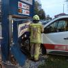 Am Donnerstagabend ist es in Ichenhausen zu einem schweren Verkehrsunfall an einer Tankstelle gekommen. Ein Transporterfahrer war von Krumbach kommend in Richtung Ichenhausen unterwegs. Wohl aufgrund einer medizinischen Ursache, verlor der 34-Jährige kurz vor der Tankstelle in der Krumbacher Straße die Kontrolle über sein Fahrzeug und krachte frontal gegen die Preistafel. Der Fahrer eines Tankzugs, der gerade dabei war sein Fahrzeug zu betanken, verständige sofort den Rettungsdienst und die Feuerwehr. 
Glück gehabt!Der Rettungsdienst brachte den 34-Jährigen verletzt in ein Krankenhaus. Alle Beteiligten hatten noch Glück im Unglück. Wäre der Transportfahrer nur wenige Meter vorher von der Fahrbahn abgekommen, hätte der Unfall in einer Katastrophe enden können. Die Polizei schätzt den Schaden auf rund 35.000 Euro.