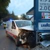 Am Donnerstagabend ist es in Ichenhausen zu einem schweren Verkehrsunfall an einer Tankstelle gekommen. Ein Transporterfahrer war von Krumbach kommend in Richtung Ichenhausen unterwegs. Wohl aufgrund einer medizinischen Ursache, verlor der 34-Jährige kurz vor der Tankstelle in der Krumbacher Straße die Kontrolle über sein Fahrzeug und krachte frontal gegen die Preistafel. Der Fahrer eines Tankzugs, der gerade dabei war sein Fahrzeug zu betanken, verständige sofort den Rettungsdienst und die Feuerwehr. 
Glück gehabt!Der Rettungsdienst brachte den 34-Jährigen verletzt in ein Krankenhaus. Alle Beteiligten hatten noch Glück im Unglück. Wäre der Transportfahrer nur wenige Meter vorher von der Fahrbahn abgekommen, hätte der Unfall in einer Katastrophe enden können. Die Polizei schätzt den Schaden auf rund 35.000 Euro.