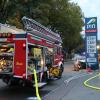Am Donnerstagabend ist es in Ichenhausen zu einem schweren Verkehrsunfall an einer Tankstelle gekommen. Ein Transporterfahrer war von Krumbach kommend in Richtung Ichenhausen unterwegs. Wohl aufgrund einer medizinischen Ursache, verlor der 34-Jährige kurz vor der Tankstelle in der Krumbacher Straße die Kontrolle über sein Fahrzeug und krachte frontal gegen die Preistafel. Der Fahrer eines Tankzugs, der gerade dabei war sein Fahrzeug zu betanken, verständige sofort den Rettungsdienst und die Feuerwehr. 
Glück gehabt!Der Rettungsdienst brachte den 34-Jährigen verletzt in ein Krankenhaus. Alle Beteiligten hatten noch Glück im Unglück. Wäre der Transportfahrer nur wenige Meter vorher von der Fahrbahn abgekommen, hätte der Unfall in einer Katastrophe enden können. Die Polizei schätzt den Schaden auf rund 35.000 Euro.