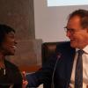 Am Freitagnachmittag stattete die Halbschwester des ehemaligen US-Präsidenten Barack Obama,  Auma Obama und der ehemalige Allgäuer Minister und Bundestagsmitglied Gerd Müller Kempten einen Besuch ab. Im Vorfeld von Vorträgen, die beide am Abend an der Hochschule halten werden, haben sie das Rathaus besucht und sich anschließend ins goldene Buch der Stadt eingetragen. 
Wichtige Personen in der EntwicklungshilfeAuma Obama studierte Germanistik und Soziologie in Deutschland. Ein ihr persönlich besonders wichtiges Anliegen ist Deutschland und sein Verhältnis zu Afrika, beziehungsweise das Afrikabild. 2013 gründete sie die Auma Obama Foundation - Sauti Kuu ("starke Stimmen"), deren Ziel es ist, Kindern in Kenia ein unabhängiges und selbstbestimmtes Leben zu ermöglichen. 2019 wurde sie mit dem Walter-Scheel-Preis ausgezeichnet. 

Gerd Müller war von 1994 bis 2021 Abgeordneter im Bundestag und vertrat dabei das Allgäu. Seit 10. Dezember 2021 ist der ehemalige Minister Generaldirektor der UN Organisation für industrielle Entwicklung (UNIDO). Empfang im SitzungssaalZunächst wurden die Ehrengäste im Sitzungssaal empfangen. Bei dem Empfang waren Kemptens Oberbürgermeister Thomas Kiechle, der Leiter des Lions Club Ralf Lienert und der zweite Bürgermeister von Wildpoldsried Günter Mögele anwesend. Ralf Lienert ergriff als erster das Wort und stellte den Lions Club Kempten vor. Dessen 60-jähriges Bestehen konnte im Jahr 2020 nicht gefeiert werden. Deshalb wird das Jubiläum in diesem Jahr nachgefeiert, was sich auch die Ehrengäste nicht entgehen lassen wollten.Ausbildung von AusbildernMögele stellte anschließend in einer kurzen Präsentation sein Afrika-Projekt "VET4Afrika" vor, das Leute in Ländern wie Kenia, Namibia und Äthiopien ausbildet, mobile Solaranlagen zu bauen. Die von Gerd Müller ins Leben gerufene BMZ Initiative "Grüne Bürger-Energie für Afrika" unterstützt das Projekt. Dr. Obama lobte vor allem, dass bei dem Vortrag die verschiedenen Länder Afrikas namentlich genannt wurden. "Afrika ist nicht nur ein Land", so Obama in einer kurzen Ansprache. Eintrag ins goldene BuchNachdem OB Kiechle den Empfang abgeschlossen hatte mit ging es in die Schrannenhalle, wo bereits das goldene Buch bereit lag. Dort trugen sich die gut gelaunten Ehrengäste in das Buch ein. Anschließend konnten sich die Anwesenden am Kuchenbuffet bedienen und plaudern.