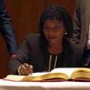 Am Freitagnachmittag stattete die Halbschwester des ehemaligen US-Präsidenten Barack Obama,  Auma Obama und der ehemalige Allgäuer Minister und Bundestagsmitglied Gerd Müller Kempten einen Besuch ab. Im Vorfeld von Vorträgen, die beide am Abend an der Hochschule halten werden, haben sie das Rathaus besucht und sich anschließend ins goldene Buch der Stadt eingetragen. 
Wichtige Personen in der EntwicklungshilfeAuma Obama studierte Germanistik und Soziologie in Deutschland. Ein ihr persönlich besonders wichtiges Anliegen ist Deutschland und sein Verhältnis zu Afrika, beziehungsweise das Afrikabild. 2013 gründete sie die Auma Obama Foundation - Sauti Kuu ("starke Stimmen"), deren Ziel es ist, Kindern in Kenia ein unabhängiges und selbstbestimmtes Leben zu ermöglichen. 2019 wurde sie mit dem Walter-Scheel-Preis ausgezeichnet. 

Gerd Müller war von 1994 bis 2021 Abgeordneter im Bundestag und vertrat dabei das Allgäu. Seit 10. Dezember 2021 ist der ehemalige Minister Generaldirektor der UN Organisation für industrielle Entwicklung (UNIDO). Empfang im SitzungssaalZunächst wurden die Ehrengäste im Sitzungssaal empfangen. Bei dem Empfang waren Kemptens Oberbürgermeister Thomas Kiechle, der Leiter des Lions Club Ralf Lienert und der zweite Bürgermeister von Wildpoldsried Günter Mögele anwesend. Ralf Lienert ergriff als erster das Wort und stellte den Lions Club Kempten vor. Dessen 60-jähriges Bestehen konnte im Jahr 2020 nicht gefeiert werden. Deshalb wird das Jubiläum in diesem Jahr nachgefeiert, was sich auch die Ehrengäste nicht entgehen lassen wollten.Ausbildung von AusbildernMögele stellte anschließend in einer kurzen Präsentation sein Afrika-Projekt "VET4Afrika" vor, das Leute in Ländern wie Kenia, Namibia und Äthiopien ausbildet, mobile Solaranlagen zu bauen. Die von Gerd Müller ins Leben gerufene BMZ Initiative "Grüne Bürger-Energie für Afrika" unterstützt das Projekt. Dr. Obama lobte vor allem, dass bei dem Vortrag die verschiedenen Länder Afrikas namentlich genannt wurden. "Afrika ist nicht nur ein Land", so Obama in einer kurzen Ansprache. Eintrag ins goldene BuchNachdem OB Kiechle den Empfang abgeschlossen hatte mit ging es in die Schrannenhalle, wo bereits das goldene Buch bereit lag. Dort trugen sich die gut gelaunten Ehrengäste in das Buch ein. Anschließend konnten sich die Anwesenden am Kuchenbuffet bedienen und plaudern.