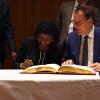Am Freitagnachmittag stattete die Halbschwester des ehemaligen US-Präsidenten Barack Obama,  Auma Obama und der ehemalige Allgäuer Minister und Bundestagsmitglied Gerd Müller Kempten einen Besuch ab. Im Vorfeld von Vorträgen, die beide am Abend an der Hochschule halten werden, haben sie das Rathaus besucht und sich anschließend ins goldene Buch der Stadt eingetragen. 
Wichtige Personen in der EntwicklungshilfeAuma Obama studierte Germanistik und Soziologie in Deutschland. Ein ihr persönlich besonders wichtiges Anliegen ist Deutschland und sein Verhältnis zu Afrika, beziehungsweise das Afrikabild. 2013 gründete sie die Auma Obama Foundation - Sauti Kuu ("starke Stimmen"), deren Ziel es ist, Kindern in Kenia ein unabhängiges und selbstbestimmtes Leben zu ermöglichen. 2019 wurde sie mit dem Walter-Scheel-Preis ausgezeichnet. 

Gerd Müller war von 1994 bis 2021 Abgeordneter im Bundestag und vertrat dabei das Allgäu. Seit 10. Dezember 2021 ist der ehemalige Minister Generaldirektor der UN Organisation für industrielle Entwicklung (UNIDO). Empfang im SitzungssaalZunächst wurden die Ehrengäste im Sitzungssaal empfangen. Bei dem Empfang waren Kemptens Oberbürgermeister Thomas Kiechle, der Leiter des Lions Club Ralf Lienert und der zweite Bürgermeister von Wildpoldsried Günter Mögele anwesend. Ralf Lienert ergriff als erster das Wort und stellte den Lions Club Kempten vor. Dessen 60-jähriges Bestehen konnte im Jahr 2020 nicht gefeiert werden. Deshalb wird das Jubiläum in diesem Jahr nachgefeiert, was sich auch die Ehrengäste nicht entgehen lassen wollten.Ausbildung von AusbildernMögele stellte anschließend in einer kurzen Präsentation sein Afrika-Projekt "VET4Afrika" vor, das Leute in Ländern wie Kenia, Namibia und Äthiopien ausbildet, mobile Solaranlagen zu bauen. Die von Gerd Müller ins Leben gerufene BMZ Initiative "Grüne Bürger-Energie für Afrika" unterstützt das Projekt. Dr. Obama lobte vor allem, dass bei dem Vortrag die verschiedenen Länder Afrikas namentlich genannt wurden. "Afrika ist nicht nur ein Land", so Obama in einer kurzen Ansprache. Eintrag ins goldene BuchNachdem OB Kiechle den Empfang abgeschlossen hatte mit ging es in die Schrannenhalle, wo bereits das goldene Buch bereit lag. Dort trugen sich die gut gelaunten Ehrengäste in das Buch ein. Anschließend konnten sich die Anwesenden am Kuchenbuffet bedienen und plaudern.