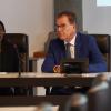 Am Freitagnachmittag stattete die Halbschwester des ehemaligen US-Präsidenten Barack Obama,  Auma Obama und der ehemalige Allgäuer Minister und Bundestagsmitglied Gerd Müller Kempten einen Besuch ab. Im Vorfeld von Vorträgen, die beide am Abend an der Hochschule halten werden, haben sie das Rathaus besucht und sich anschließend ins goldene Buch der Stadt eingetragen. 
Wichtige Personen in der EntwicklungshilfeAuma Obama studierte Germanistik und Soziologie in Deutschland. Ein ihr persönlich besonders wichtiges Anliegen ist Deutschland und sein Verhältnis zu Afrika, beziehungsweise das Afrikabild. 2013 gründete sie die Auma Obama Foundation - Sauti Kuu ("starke Stimmen"), deren Ziel es ist, Kindern in Kenia ein unabhängiges und selbstbestimmtes Leben zu ermöglichen. 2019 wurde sie mit dem Walter-Scheel-Preis ausgezeichnet. 

Gerd Müller war von 1994 bis 2021 Abgeordneter im Bundestag und vertrat dabei das Allgäu. Seit 10. Dezember 2021 ist der ehemalige Minister Generaldirektor der UN Organisation für industrielle Entwicklung (UNIDO). Empfang im SitzungssaalZunächst wurden die Ehrengäste im Sitzungssaal empfangen. Bei dem Empfang waren Kemptens Oberbürgermeister Thomas Kiechle, der Leiter des Lions Club Ralf Lienert und der zweite Bürgermeister von Wildpoldsried Günter Mögele anwesend. Ralf Lienert ergriff als erster das Wort und stellte den Lions Club Kempten vor. Dessen 60-jähriges Bestehen konnte im Jahr 2020 nicht gefeiert werden. Deshalb wird das Jubiläum in diesem Jahr nachgefeiert, was sich auch die Ehrengäste nicht entgehen lassen wollten.Ausbildung von AusbildernMögele stellte anschließend in einer kurzen Präsentation sein Afrika-Projekt "VET4Afrika" vor, das Leute in Ländern wie Kenia, Namibia und Äthiopien ausbildet, mobile Solaranlagen zu bauen. Die von Gerd Müller ins Leben gerufene BMZ Initiative "Grüne Bürger-Energie für Afrika" unterstützt das Projekt. Dr. Obama lobte vor allem, dass bei dem Vortrag die verschiedenen Länder Afrikas namentlich genannt wurden. "Afrika ist nicht nur ein Land", so Obama in einer kurzen Ansprache. Eintrag ins goldene BuchNachdem OB Kiechle den Empfang abgeschlossen hatte mit ging es in die Schrannenhalle, wo bereits das goldene Buch bereit lag. Dort trugen sich die gut gelaunten Ehrengäste in das Buch ein. Anschließend konnten sich die Anwesenden am Kuchenbuffet bedienen und plaudern.