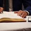 Am Freitagnachmittag stattete die Halbschwester des ehemaligen US-Präsidenten Barack Obama,  Auma Obama und der ehemalige Allgäuer Minister und Bundestagsmitglied Gerd Müller Kempten einen Besuch ab. Im Vorfeld von Vorträgen, die beide am Abend an der Hochschule halten werden, haben sie das Rathaus besucht und sich anschließend ins goldene Buch der Stadt eingetragen. 
Wichtige Personen in der EntwicklungshilfeAuma Obama studierte Germanistik und Soziologie in Deutschland. Ein ihr persönlich besonders wichtiges Anliegen ist Deutschland und sein Verhältnis zu Afrika, beziehungsweise das Afrikabild. 2013 gründete sie die Auma Obama Foundation - Sauti Kuu ("starke Stimmen"), deren Ziel es ist, Kindern in Kenia ein unabhängiges und selbstbestimmtes Leben zu ermöglichen. 2019 wurde sie mit dem Walter-Scheel-Preis ausgezeichnet. 

Gerd Müller war von 1994 bis 2021 Abgeordneter im Bundestag und vertrat dabei das Allgäu. Seit 10. Dezember 2021 ist der ehemalige Minister Generaldirektor der UN Organisation für industrielle Entwicklung (UNIDO). Empfang im SitzungssaalZunächst wurden die Ehrengäste im Sitzungssaal empfangen. Bei dem Empfang waren Kemptens Oberbürgermeister Thomas Kiechle, der Leiter des Lions Club Ralf Lienert und der zweite Bürgermeister von Wildpoldsried Günter Mögele anwesend. Ralf Lienert ergriff als erster das Wort und stellte den Lions Club Kempten vor. Dessen 60-jähriges Bestehen konnte im Jahr 2020 nicht gefeiert werden. Deshalb wird das Jubiläum in diesem Jahr nachgefeiert, was sich auch die Ehrengäste nicht entgehen lassen wollten.Ausbildung von AusbildernMögele stellte anschließend in einer kurzen Präsentation sein Afrika-Projekt "VET4Afrika" vor, das Leute in Ländern wie Kenia, Namibia und Äthiopien ausbildet, mobile Solaranlagen zu bauen. Die von Gerd Müller ins Leben gerufene BMZ Initiative "Grüne Bürger-Energie für Afrika" unterstützt das Projekt. Dr. Obama lobte vor allem, dass bei dem Vortrag die verschiedenen Länder Afrikas namentlich genannt wurden. "Afrika ist nicht nur ein Land", so Obama in einer kurzen Ansprache. Eintrag ins goldene BuchNachdem OB Kiechle den Empfang abgeschlossen hatte mit ging es in die Schrannenhalle, wo bereits das goldene Buch bereit lag. Dort trugen sich die gut gelaunten Ehrengäste in das Buch ein. Anschließend konnten sich die Anwesenden am Kuchenbuffet bedienen und plaudern.