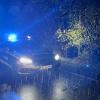 Am Donnerstag ist gegen 23:15 Uhr ein 19 Jahre alter Fahrer eines Subarus von der Straße zwischen Amtzell und Alt-Karbach abgekommen und gegen einen Baum geprallt. Der Autofahrer hat sich dabei laut Polizei mittelschwer verletzt. Die Ursache für den Unfall ist noch nicht bekannt.
[video]https://www.youtube.com/watch?v=XWyDlv4ZiBk[/video] 
Feuerwehr muss 19-Jährigen aus dem Auto befreienDie Freiwillige Feuerwehr war mit knapp 30 Einsatzkräften vor Ort und befreite den jungen Mann, der in dem Fahrzeugwrack eingeklemmt war. Ein Rettungswagen brachte den 19-Jährigen mit mittelschweren Verletzungen in ein Krankenhaus. An seinem Subaru entstand Sachschaden in Höhe von rund 1.000 Euro. Ein Abschleppunternehmen kümmerte sich um den beschädigten Wagen.