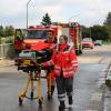 Um kurz nach 5 Uhr, am Tag der Deutschen Einheit, ist die Mindel in Jettingen (Landkreis Günzburg) übergelaufen und hat ein Wohngebiet überschwemmt. Offenbar war eine sogenannte Falle am Wasserkraftwerk defekt. Durch den starken Regen konnte nicht mehr genügend Wasser abfließen.

Wie Einsatzleiter und Kommandant der örtlichen Feuerwehr Markus Schmucker mitteilte, stand im "Korea", wie die Einheimischen das Wohngebiet am westlichen Ortsrand von Jettingen nennen, das Wasser auf den Straßen rund 20 Zentimeter hoch, als die Einsatzkräfte kamen. Und das Wasser stieg noch weiter.
Schleuse müssen geöffnet werdenAm ehemaligen Stauffenberg-Areal zwischen Mindellauf und Mindelkanal befindet sich ein Wasserkraftwerk mit zwei großen Fallen. Bei geringer ankommender Wassermenge sind beide Fallen geschlossen, um das Wasser komplett durch die Turbine zur Stromerzeugung zu leiten. Kommt aber eine so große Wassermenge von flussaufwärts an, dass das Wasser durch den alleinigen Durchfluss durch die Turbine nicht mehr abfließen kann, müssen die Fallen geöffnet werden, um ein Überlaufen der Mindel zu verhindern.Defekt an einer der SchleusenDie zweite Falle wird geöffnet, wenn notwendig. Wie der 2. Bürgermeister von Jettingen-Scheppach Hans Reichhardt berichtet, funktioniert diese zweite Falle seit geraumer Zeit allerdings nicht. Das Gestänge ist ausgehängt. Die Regenmengen am Montag waren so stark, dass das vom Oberlauf der Mindel ankommende Wasser nicht mehr genügend abgeleitet werden konnte. Das führte zum Ansteigen und schließlich zum Überlaufen der Mindel.Mindel läuft über!Das Wasser floss über mehrere Felder und überflutete schließlich das Wohngebiet bis zu einer Höhe von 1,20 Metern. Wie Reichhardt, der selbst ein Wasserkraftwerk betreibt, weiter ausführt, hatten Anwohner und die Gemeinde die Kraftwerksbetreiberin, die nicht im Landkreis wohnt, bereits dazu aufgefordert, die defekte Falle instand zu setzen. Dies sei leider bisher nicht geschehen, mit den nun entsprechenden Konsequenzen. Letztlich wurde ein von der Gemeinde betriebener Kanal geöffnet, über den eine große Wassermenge um das Wohngebiet herum abgeleitet werden kann.Große Schäden in PrivathäusernDie Familie Wolfmiller wohnt im Hammerschmiedweg und wurde vom Nachbarn gegen 6 Uhr angerufen und auf das Wasser aufmerksam gemacht. Wie der Vater sichtlich mitgenommen erklärt, hatte er dann mit einem Wassersauger im Keller das bereits dort angesammelte Wasser abgesaugt, als er plötzlich in einem Nebenraum ein Rauschen wahrnahm. Beim Nachschauen konnte er feststellen, dass dort die Bodenplatte des betonierten Kellers aufriss und das Wasser den Keller flutete. Neben Waschmaschine, Trockner und zwei Gefriertruhen ist auch der Speicher der Solaranlage im Keller. Alle Gerätschaften werden wohl komplett beschädigt worden sein.80 Kräfte im EinsatzZwischenzeitlich hatte der Einsatzleiter Schmucker u.a. noch die Feuerwehren Scheppach und Burgau nachalarmieren lassen. Insgesamt waren rund 80 Feuerwehrkräfte im Einsatz. Sie halfen mit rund 20 Tauch- und Tragkraftpumpen den Anwohnern beim vorsichtigen Auspumpen der Räumlichkeiten. Hier mussten die Einsatzkräfte aufpassen: Wenn der Wasserspiegel außen noch zu hoch ist, der Keller aber komplett leer gepumpt wird, wirkt ein großer Druck auf die Außenwände und die Bodenplatte eines Gebäudes. Das kann zu großen Schäden führen.Noch nie in diesem Ausmaß
Monika Wiesbauer, in deren Keller ebenfalls Wasser stand, zeigte ihren Garten. Dort hatte sie  noch am Sonntag Holz aufgestapelt und Blumen gerichtet. Nun steht dort das Wasser mehrere Zentimeter hoch. Die 68-Jährige wohnt dort seit 1958 und hat schon einige Male miterlebt, wie das Wasser aus dem Boden in den Keller gedrückt wurde. Dass es aber von oben in den Keller läuft und noch dazu in diesem Ausmaß, das gab es noch nie. Sie wurde gegen 6.30 Uhr von ihrem Nachbarn geweckt mit den Worten "Monika mach auf, da kommt 's Wasser." Doch viel dagegen tun konnte sie nicht. Hochwassergebiet ausgewiesenAuf die betroffenen Anwohner kommt eine schwere Zeit zu. Das Gebiet ist als Hochwassergebiet ausgewiesen. Daher ist es nicht möglich, ihre Häuser gegen solche Schäden zu versichern. Zudem müssen sie nun versuchen, die wassergetränkten Wände wieder trocken zu bekommen, was bei den aktuellen und weiter steigenden Energiekosten nochmals eine große Herausforderung darstellt. Ganz abgesehen von den beschädigten Gerätschaften und Heizungsanlagen.