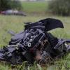 Gegen 16:30 Uhr hat sich am Sonntag ein Unfall auf der A7 bei Kempten ereignet. Wie die Polizei gegenüber all-in.de mitteilt, kam dabei ein Auto bei nasser Fahrbahn von der Straße ab und überschlug sich. In dem Auto saßen ein 52-jähriger Vater und sein 14-jähriger Sohn.
Mehrmals überschlagenDer 52-Jährige Vater, der mit seinem Sohn in Fahrtrichtung Süden unterwegs war, kam laut einem Sprecher der Polizei ohne Fremdbeteiligung von der Straße ab. Der Wagen landete dann im Straßengraben, überschlug sich mehrmals und kam nach etwa 130 Metern in einem Feld zum Stehen. Dabei verletzten sich der Fahrer des Wagens und sein Sohn leicht. Sie kamen zur Beobachtung in ein Krankenhaus. Vor Ort waren die Polizei, der Rettungsdienst und ein Rettungshubschrauber. Es entstand ein Sachschaden von ca. 121.000 Euro.Rechte Spur wieder befahrbarWegen dem Unfall war die rechte Spur der A7 in Richtung Süden gesperrt. Weil auch der Wildschutzzaun auf einer Länge von etwa 20 bis 30 Metern zerstört wurde und repariert werden musste, dauerte die Sperrung etwas. Nach zweieinhalb Stunden konnte die rechte Fahrspur wieder freigegeben werden.