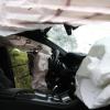 Gegen 16:30 Uhr hat sich am Sonntag ein Unfall auf der A7 bei Kempten ereignet. Wie die Polizei gegenüber all-in.de mitteilt, kam dabei ein Auto bei nasser Fahrbahn von der Straße ab und überschlug sich. In dem Auto saßen ein 52-jähriger Vater und sein 14-jähriger Sohn.
Mehrmals überschlagenDer 52-Jährige Vater, der mit seinem Sohn in Fahrtrichtung Süden unterwegs war, kam laut einem Sprecher der Polizei ohne Fremdbeteiligung von der Straße ab. Der Wagen landete dann im Straßengraben, überschlug sich mehrmals und kam nach etwa 130 Metern in einem Feld zum Stehen. Dabei verletzten sich der Fahrer des Wagens und sein Sohn leicht. Sie kamen zur Beobachtung in ein Krankenhaus. Vor Ort waren die Polizei, der Rettungsdienst und ein Rettungshubschrauber. Es entstand ein Sachschaden von ca. 121.000 Euro.Rechte Spur wieder befahrbarWegen dem Unfall war die rechte Spur der A7 in Richtung Süden gesperrt. Weil auch der Wildschutzzaun auf einer Länge von etwa 20 bis 30 Metern zerstört wurde und repariert werden musste, dauerte die Sperrung etwas. Nach zweieinhalb Stunden konnte die rechte Fahrspur wieder freigegeben werden.