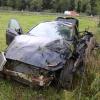 Gegen 16:30 Uhr hat sich am Sonntag ein Unfall auf der A7 bei Kempten ereignet. Wie die Polizei gegenüber all-in.de mitteilt, kam dabei ein Auto bei nasser Fahrbahn von der Straße ab und überschlug sich. In dem Auto saßen ein 52-jähriger Vater und sein 14-jähriger Sohn.
Mehrmals überschlagenDer 52-Jährige Vater, der mit seinem Sohn in Fahrtrichtung Süden unterwegs war, kam laut einem Sprecher der Polizei ohne Fremdbeteiligung von der Straße ab. Der Wagen landete dann im Straßengraben, überschlug sich mehrmals und kam nach etwa 130 Metern in einem Feld zum Stehen. Dabei verletzten sich der Fahrer des Wagens und sein Sohn leicht. Sie kamen zur Beobachtung in ein Krankenhaus. Vor Ort waren die Polizei, der Rettungsdienst und ein Rettungshubschrauber. Es entstand ein Sachschaden von ca. 121.000 Euro.Rechte Spur wieder befahrbarWegen dem Unfall war die rechte Spur der A7 in Richtung Süden gesperrt. Weil auch der Wildschutzzaun auf einer Länge von etwa 20 bis 30 Metern zerstört wurde und repariert werden musste, dauerte die Sperrung etwas. Nach zweieinhalb Stunden konnte die rechte Fahrspur wieder freigegeben werden.