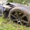 Gegen 16:30 Uhr hat sich am Sonntag ein Unfall auf der A7 bei Kempten ereignet. Wie die Polizei gegenüber all-in.de mitteilt, kam dabei ein Auto bei nasser Fahrbahn von der Straße ab und überschlug sich. In dem Auto saßen ein 52-jähriger Vater und sein 14-jähriger Sohn.
Mehrmals überschlagenDer 52-Jährige Vater, der mit seinem Sohn in Fahrtrichtung Süden unterwegs war, kam laut einem Sprecher der Polizei ohne Fremdbeteiligung von der Straße ab. Der Wagen landete dann im Straßengraben, überschlug sich mehrmals und kam nach etwa 130 Metern in einem Feld zum Stehen. Dabei verletzten sich der Fahrer des Wagens und sein Sohn leicht. Sie kamen zur Beobachtung in ein Krankenhaus. Vor Ort waren die Polizei, der Rettungsdienst und ein Rettungshubschrauber. Es entstand ein Sachschaden von ca. 121.000 Euro.Rechte Spur wieder befahrbarWegen dem Unfall war die rechte Spur der A7 in Richtung Süden gesperrt. Weil auch der Wildschutzzaun auf einer Länge von etwa 20 bis 30 Metern zerstört wurde und repariert werden musste, dauerte die Sperrung etwas. Nach zweieinhalb Stunden konnte die rechte Fahrspur wieder freigegeben werden.