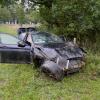 Gegen 16:30 Uhr hat sich am Sonntag ein Unfall auf der A7 bei Kempten ereignet. Wie die Polizei gegenüber all-in.de mitteilt, kam dabei ein Auto bei nasser Fahrbahn von der Straße ab und überschlug sich. In dem Auto saßen ein 52-jähriger Vater und sein 14-jähriger Sohn.
Mehrmals überschlagenDer 52-Jährige Vater, der mit seinem Sohn in Fahrtrichtung Süden unterwegs war, kam laut einem Sprecher der Polizei ohne Fremdbeteiligung von der Straße ab. Der Wagen landete dann im Straßengraben, überschlug sich mehrmals und kam nach etwa 130 Metern in einem Feld zum Stehen. Dabei verletzten sich der Fahrer des Wagens und sein Sohn leicht. Sie kamen zur Beobachtung in ein Krankenhaus. Vor Ort waren die Polizei, der Rettungsdienst und ein Rettungshubschrauber. Es entstand ein Sachschaden von ca. 121.000 Euro.Rechte Spur wieder befahrbarWegen dem Unfall war die rechte Spur der A7 in Richtung Süden gesperrt. Weil auch der Wildschutzzaun auf einer Länge von etwa 20 bis 30 Metern zerstört wurde und repariert werden musste, dauerte die Sperrung etwas. Nach zweieinhalb Stunden konnte die rechte Fahrspur wieder freigegeben werden.