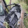 Gegen 16:30 Uhr hat sich am Sonntag ein Unfall auf der A7 bei Kempten ereignet. Wie die Polizei gegenüber all-in.de mitteilt, kam dabei ein Auto bei nasser Fahrbahn von der Straße ab und überschlug sich. In dem Auto saßen ein 52-jähriger Vater und sein 14-jähriger Sohn.
Mehrmals überschlagenDer 52-Jährige Vater, der mit seinem Sohn in Fahrtrichtung Süden unterwegs war, kam laut einem Sprecher der Polizei ohne Fremdbeteiligung von der Straße ab. Der Wagen landete dann im Straßengraben, überschlug sich mehrmals und kam nach etwa 130 Metern in einem Feld zum Stehen. Dabei verletzten sich der Fahrer des Wagens und sein Sohn leicht. Sie kamen zur Beobachtung in ein Krankenhaus. Vor Ort waren die Polizei, der Rettungsdienst und ein Rettungshubschrauber. Es entstand ein Sachschaden von ca. 121.000 Euro.Rechte Spur wieder befahrbarWegen dem Unfall war die rechte Spur der A7 in Richtung Süden gesperrt. Weil auch der Wildschutzzaun auf einer Länge von etwa 20 bis 30 Metern zerstört wurde und repariert werden musste, dauerte die Sperrung etwas. Nach zweieinhalb Stunden konnte die rechte Fahrspur wieder freigegeben werden.