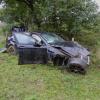 Gegen 16:30 Uhr hat sich am Sonntag ein Unfall auf der A7 bei Kempten ereignet. Wie die Polizei gegenüber all-in.de mitteilt, kam dabei ein Auto bei nasser Fahrbahn von der Straße ab und überschlug sich. In dem Auto saßen ein 52-jähriger Vater und sein 14-jähriger Sohn.
Mehrmals überschlagenDer 52-Jährige Vater, der mit seinem Sohn in Fahrtrichtung Süden unterwegs war, kam laut einem Sprecher der Polizei ohne Fremdbeteiligung von der Straße ab. Der Wagen landete dann im Straßengraben, überschlug sich mehrmals und kam nach etwa 130 Metern in einem Feld zum Stehen. Dabei verletzten sich der Fahrer des Wagens und sein Sohn leicht. Sie kamen zur Beobachtung in ein Krankenhaus. Vor Ort waren die Polizei, der Rettungsdienst und ein Rettungshubschrauber. Es entstand ein Sachschaden von ca. 121.000 Euro.Rechte Spur wieder befahrbarWegen dem Unfall war die rechte Spur der A7 in Richtung Süden gesperrt. Weil auch der Wildschutzzaun auf einer Länge von etwa 20 bis 30 Metern zerstört wurde und repariert werden musste, dauerte die Sperrung etwas. Nach zweieinhalb Stunden konnte die rechte Fahrspur wieder freigegeben werden.