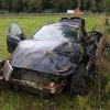 Gegen 16:30 Uhr hat sich am Sonntag ein Unfall auf der A7 bei Kempten ereignet. Wie die Polizei gegenüber all-in.de mitteilt, kam dabei ein Auto bei nasser Fahrbahn von der Straße ab und überschlug sich. In dem Auto saßen ein 52-jähriger Vater und sein 14-jähriger Sohn.
Mehrmals überschlagenDer 52-Jährige Vater, der mit seinem Sohn in Fahrtrichtung Süden unterwegs war, kam laut einem Sprecher der Polizei ohne Fremdbeteiligung von der Straße ab. Der Wagen landete dann im Straßengraben, überschlug sich mehrmals und kam nach etwa 130 Metern in einem Feld zum Stehen. Dabei verletzten sich der Fahrer des Wagens und sein Sohn leicht. Sie kamen zur Beobachtung in ein Krankenhaus. Vor Ort waren die Polizei, der Rettungsdienst und ein Rettungshubschrauber. Es entstand ein Sachschaden von ca. 121.000 Euro.Rechte Spur wieder befahrbarWegen dem Unfall war die rechte Spur der A7 in Richtung Süden gesperrt. Weil auch der Wildschutzzaun auf einer Länge von etwa 20 bis 30 Metern zerstört wurde und repariert werden musste, dauerte die Sperrung etwas. Nach zweieinhalb Stunden konnte die rechte Fahrspur wieder freigegeben werden.