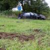 Gegen 16:30 Uhr hat sich am Sonntag ein Unfall auf der A7 bei Kempten ereignet. Wie die Polizei gegenüber all-in.de mitteilt, kam dabei ein Auto bei nasser Fahrbahn von der Straße ab und überschlug sich. In dem Auto saßen ein 52-jähriger Vater und sein 14-jähriger Sohn.
Mehrmals überschlagenDer 52-Jährige Vater, der mit seinem Sohn in Fahrtrichtung Süden unterwegs war, kam laut einem Sprecher der Polizei ohne Fremdbeteiligung von der Straße ab. Der Wagen landete dann im Straßengraben, überschlug sich mehrmals und kam nach etwa 130 Metern in einem Feld zum Stehen. Dabei verletzten sich der Fahrer des Wagens und sein Sohn leicht. Sie kamen zur Beobachtung in ein Krankenhaus. Vor Ort waren die Polizei, der Rettungsdienst und ein Rettungshubschrauber. Es entstand ein Sachschaden von ca. 121.000 Euro.Rechte Spur wieder befahrbarWegen dem Unfall war die rechte Spur der A7 in Richtung Süden gesperrt. Weil auch der Wildschutzzaun auf einer Länge von etwa 20 bis 30 Metern zerstört wurde und repariert werden musste, dauerte die Sperrung etwas. Nach zweieinhalb Stunden konnte die rechte Fahrspur wieder freigegeben werden.