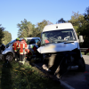 Bei einem Verkehrsunfall am Mittwochabend bei Amtzell sind mehrere Menschen verletzt worden. Gegen 17.30 Uhr bemerkte der 35-jährige Fahrer eines Sprinters auf seinem Weg nach Wangen den stockenden Verkehr vor ihm zu spät. Er wich nach links aus und prallte mit einem entgegenkommenden Ford zusammen, dessen Fahrer und seine schwangere Beifahrerin in Richtung Ravensburg unterwegs waren.
[video]https://www.youtube.com/watch?v=1XnRihkj8N4[/video] 
Unfallverursacher und Schwangere im KrankenhausDer 35-jährige Unfallverursacher sowie die 31 Jahre alte schwangere Frau  wurden durch den Unfall schwer verletzt. Rettungsfahrzeuge brachten beide  in umliegende Krankenhäuser. Auch der Fahrer des Fords erlitt leichte Verletzungen und wurde zur medizinischen Behandlung in eine Klinik gebracht.Feuerwehr im EinsatzAn den beiden Autos entstand durch die Kollision laut Polizei ein Schaden von etwa 40.000 Euro. Sie mussten durch Abschleppunternehmen geborgen werden. Die Feuerwehr war zur Abbindung von auslaufenden Betriebsstoffen und Säuberung der Straße ebenfalls im Einsatz. Während den Maßnahmen war die Bundesstraße für längere Zeit voll gesperrt.