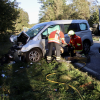 Bei einem Verkehrsunfall am Mittwochabend bei Amtzell sind mehrere Menschen verletzt worden. Gegen 17.30 Uhr bemerkte der 35-jährige Fahrer eines Sprinters auf seinem Weg nach Wangen den stockenden Verkehr vor ihm zu spät. Er wich nach links aus und prallte mit einem entgegenkommenden Ford zusammen, dessen Fahrer und seine schwangere Beifahrerin in Richtung Ravensburg unterwegs waren.
[video]https://www.youtube.com/watch?v=1XnRihkj8N4[/video] 
Unfallverursacher und Schwangere im KrankenhausDer 35-jährige Unfallverursacher sowie die 31 Jahre alte schwangere Frau  wurden durch den Unfall schwer verletzt. Rettungsfahrzeuge brachten beide  in umliegende Krankenhäuser. Auch der Fahrer des Fords erlitt leichte Verletzungen und wurde zur medizinischen Behandlung in eine Klinik gebracht.Feuerwehr im EinsatzAn den beiden Autos entstand durch die Kollision laut Polizei ein Schaden von etwa 40.000 Euro. Sie mussten durch Abschleppunternehmen geborgen werden. Die Feuerwehr war zur Abbindung von auslaufenden Betriebsstoffen und Säuberung der Straße ebenfalls im Einsatz. Während den Maßnahmen war die Bundesstraße für längere Zeit voll gesperrt.