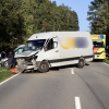 Bei einem Verkehrsunfall am Mittwochabend bei Amtzell sind mehrere Menschen verletzt worden. Gegen 17.30 Uhr bemerkte der 35-jährige Fahrer eines Sprinters auf seinem Weg nach Wangen den stockenden Verkehr vor ihm zu spät. Er wich nach links aus und prallte mit einem entgegenkommenden Ford zusammen, dessen Fahrer und seine schwangere Beifahrerin in Richtung Ravensburg unterwegs waren.
[video]https://www.youtube.com/watch?v=1XnRihkj8N4[/video] 
Unfallverursacher und Schwangere im KrankenhausDer 35-jährige Unfallverursacher sowie die 31 Jahre alte schwangere Frau  wurden durch den Unfall schwer verletzt. Rettungsfahrzeuge brachten beide  in umliegende Krankenhäuser. Auch der Fahrer des Fords erlitt leichte Verletzungen und wurde zur medizinischen Behandlung in eine Klinik gebracht.Feuerwehr im EinsatzAn den beiden Autos entstand durch die Kollision laut Polizei ein Schaden von etwa 40.000 Euro. Sie mussten durch Abschleppunternehmen geborgen werden. Die Feuerwehr war zur Abbindung von auslaufenden Betriebsstoffen und Säuberung der Straße ebenfalls im Einsatz. Während den Maßnahmen war die Bundesstraße für längere Zeit voll gesperrt.