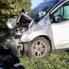 Bei einem Verkehrsunfall am Mittwochabend bei Amtzell sind mehrere Menschen verletzt worden. Gegen 17.30 Uhr bemerkte der 35-jährige Fahrer eines Sprinters auf seinem Weg nach Wangen den stockenden Verkehr vor ihm zu spät. Er wich nach links aus und prallte mit einem entgegenkommenden Ford zusammen, dessen Fahrer und seine schwangere Beifahrerin in Richtung Ravensburg unterwegs waren.
[video]https://www.youtube.com/watch?v=1XnRihkj8N4[/video] 
Unfallverursacher und Schwangere im KrankenhausDer 35-jährige Unfallverursacher sowie die 31 Jahre alte schwangere Frau  wurden durch den Unfall schwer verletzt. Rettungsfahrzeuge brachten beide  in umliegende Krankenhäuser. Auch der Fahrer des Fords erlitt leichte Verletzungen und wurde zur medizinischen Behandlung in eine Klinik gebracht.Feuerwehr im EinsatzAn den beiden Autos entstand durch die Kollision laut Polizei ein Schaden von etwa 40.000 Euro. Sie mussten durch Abschleppunternehmen geborgen werden. Die Feuerwehr war zur Abbindung von auslaufenden Betriebsstoffen und Säuberung der Straße ebenfalls im Einsatz. Während den Maßnahmen war die Bundesstraße für längere Zeit voll gesperrt.