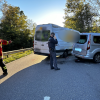 Bei einem Verkehrsunfall am Mittwochabend bei Amtzell sind mehrere Menschen verletzt worden. Gegen 17.30 Uhr bemerkte der 35-jährige Fahrer eines Sprinters auf seinem Weg nach Wangen den stockenden Verkehr vor ihm zu spät. Er wich nach links aus und prallte mit einem entgegenkommenden Ford zusammen, dessen Fahrer und seine schwangere Beifahrerin in Richtung Ravensburg unterwegs waren.
[video]https://www.youtube.com/watch?v=1XnRihkj8N4[/video] 
Unfallverursacher und Schwangere im KrankenhausDer 35-jährige Unfallverursacher sowie die 31 Jahre alte schwangere Frau  wurden durch den Unfall schwer verletzt. Rettungsfahrzeuge brachten beide  in umliegende Krankenhäuser. Auch der Fahrer des Fords erlitt leichte Verletzungen und wurde zur medizinischen Behandlung in eine Klinik gebracht.Feuerwehr im EinsatzAn den beiden Autos entstand durch die Kollision laut Polizei ein Schaden von etwa 40.000 Euro. Sie mussten durch Abschleppunternehmen geborgen werden. Die Feuerwehr war zur Abbindung von auslaufenden Betriebsstoffen und Säuberung der Straße ebenfalls im Einsatz. Während den Maßnahmen war die Bundesstraße für längere Zeit voll gesperrt.