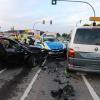 Bei einem Verkehrsunfall mit einem Streifenwagen der Polizei sind am Freitagabend bei Waltenhofen sechs Personen verletzt worden. 
Streifenwagen war mit Blaulicht unterwegsDer Streifenwagen war gegen 18:15 Uhr mit Blaulicht und Martinshorn aus Richtung Kempten auf der B19/Waltenhofen unterwegs. Im Bereich der Kreuzung zwischen der B19 und der Autobahn 980 übersah ein junger Autofahrer den Streifenwagen beim Abbiegen. Beide Autos prallten daraufhin frontal zusammen.
[video]https://www.youtube.com/watch?v=TmJ11TOzQD8[/video]Sechs Verletzte - Vier Fahrzeuge involviert
Im Anschluss kollidierte der Streifenwagen dann mit zwei weiteren Fahrzeugen und blieb dann schwer beschädigt liegen. Nach Angaben der Polizei wurden bei dem Unfall insgesamt sechs Personen verletzt. Zwei Menschen zogen sich mittelschwere Verletzungen zu.Feuerwehrleute unter den Ersthelfern
Alle vier Fahrzeuge mussten nach dem Unfall abgeschleppt werden. Unter den Ersthelfern vor Ort waren auch Feuerwehrleute einer auswärtigen Feuerwehr. Sie versorgten die Verletzten und sicherten den Unfallort ab. Hoher Sachschaden - Möglicherweise Hochzeit betroffen
Nach ersten Schätzungen beläuft sich der Sachschaden auf rund 100.000 Euro. Die Kreuzung war für etwa zwei Stunden gesperrt. Tragisch: Unter den mittelschwer verletzten Personen befindet sich auch eine Person, die am morgigen Samstag eigentlich heiraten wollte. Die Hochzeit musste vermutlich abgesagt werden.Polizei bittet um Hinweise
Aktuell sucht die Polizei noch nach möglichen Zeugen des Unfalls. Wer Hinweise zu der Kollision machen kann, soll sich bitte bei der Verkehrspolizeiinspektion Kempten melden. Die Telefonnummer lautet 
(0831) 9909-2050.