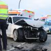 Bei einem Verkehrsunfall mit einem Streifenwagen der Polizei sind am Freitagabend bei Waltenhofen sechs Personen verletzt worden. 
Streifenwagen war mit Blaulicht unterwegsDer Streifenwagen war gegen 18:15 Uhr mit Blaulicht und Martinshorn aus Richtung Kempten auf der B19/Waltenhofen unterwegs. Im Bereich der Kreuzung zwischen der B19 und der Autobahn 980 übersah ein junger Autofahrer den Streifenwagen beim Abbiegen. Beide Autos prallten daraufhin frontal zusammen.
[video]https://www.youtube.com/watch?v=TmJ11TOzQD8[/video]Sechs Verletzte - Vier Fahrzeuge involviert
Im Anschluss kollidierte der Streifenwagen dann mit zwei weiteren Fahrzeugen und blieb dann schwer beschädigt liegen. Nach Angaben der Polizei wurden bei dem Unfall insgesamt sechs Personen verletzt. Zwei Menschen zogen sich mittelschwere Verletzungen zu.Feuerwehrleute unter den Ersthelfern
Alle vier Fahrzeuge mussten nach dem Unfall abgeschleppt werden. Unter den Ersthelfern vor Ort waren auch Feuerwehrleute einer auswärtigen Feuerwehr. Sie versorgten die Verletzten und sicherten den Unfallort ab. Hoher Sachschaden - Möglicherweise Hochzeit betroffen
Nach ersten Schätzungen beläuft sich der Sachschaden auf rund 100.000 Euro. Die Kreuzung war für etwa zwei Stunden gesperrt. Tragisch: Unter den mittelschwer verletzten Personen befindet sich auch eine Person, die am morgigen Samstag eigentlich heiraten wollte. Die Hochzeit musste vermutlich abgesagt werden.Polizei bittet um Hinweise
Aktuell sucht die Polizei noch nach möglichen Zeugen des Unfalls. Wer Hinweise zu der Kollision machen kann, soll sich bitte bei der Verkehrspolizeiinspektion Kempten melden. Die Telefonnummer lautet 
(0831) 9909-2050.