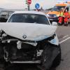 Bei einem Verkehrsunfall mit einem Streifenwagen der Polizei sind am Freitagabend bei Waltenhofen sechs Personen verletzt worden. 
Streifenwagen war mit Blaulicht unterwegsDer Streifenwagen war gegen 18:15 Uhr mit Blaulicht und Martinshorn aus Richtung Kempten auf der B19/Waltenhofen unterwegs. Im Bereich der Kreuzung zwischen der B19 und der Autobahn 980 übersah ein junger Autofahrer den Streifenwagen beim Abbiegen. Beide Autos prallten daraufhin frontal zusammen.
[video]https://www.youtube.com/watch?v=TmJ11TOzQD8[/video]Sechs Verletzte - Vier Fahrzeuge involviert
Im Anschluss kollidierte der Streifenwagen dann mit zwei weiteren Fahrzeugen und blieb dann schwer beschädigt liegen. Nach Angaben der Polizei wurden bei dem Unfall insgesamt sechs Personen verletzt. Zwei Menschen zogen sich mittelschwere Verletzungen zu.Feuerwehrleute unter den Ersthelfern
Alle vier Fahrzeuge mussten nach dem Unfall abgeschleppt werden. Unter den Ersthelfern vor Ort waren auch Feuerwehrleute einer auswärtigen Feuerwehr. Sie versorgten die Verletzten und sicherten den Unfallort ab. Hoher Sachschaden - Möglicherweise Hochzeit betroffen
Nach ersten Schätzungen beläuft sich der Sachschaden auf rund 100.000 Euro. Die Kreuzung war für etwa zwei Stunden gesperrt. Tragisch: Unter den mittelschwer verletzten Personen befindet sich auch eine Person, die am morgigen Samstag eigentlich heiraten wollte. Die Hochzeit musste vermutlich abgesagt werden.Polizei bittet um Hinweise
Aktuell sucht die Polizei noch nach möglichen Zeugen des Unfalls. Wer Hinweise zu der Kollision machen kann, soll sich bitte bei der Verkehrspolizeiinspektion Kempten melden. Die Telefonnummer lautet 
(0831) 9909-2050.