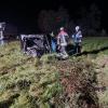 Bei einem Unfall auf der B12 bei Kempten sind am Donnerstagabend sechs Personen verletzt worden. Der Unfall hatte sich rund zwei Kilometer nach dem Autobahnkreuz Kempten ereignet.
Vier Fahrzeuge beteiligt
Nach bisherigem Kenntnisstand war ein 33-jähriger Autofahrer gegen 19:30 Uhr in Richtung Kempten unterwegs. Aus noch unbekannter Ursache war er dann in den Gegenverkehr geraten. Dort prallte das Auto des 33-Jährigen in zwei entgegenkommende Autos und im Anschluss in ein nachfolgendes Fahrzeug.Sechs Verletzte - hoher Sachschaden
Bei dem Unfall zogen sich alle sechs Insassen der beteiligten vier Fahrzeuge Verletzungen zu. Sie mussten in ein Krankenhaus gebracht werden. Die B12 war in dem Bereich für rund fünf Stunden gesperrt. Der Sachschaden beläuft sich auf etwa 100.000 Euro. 

Ein Gutachter soll nun die Unfallursache herausfinden. Die Feuerwehr Kempten und die Straßenmeisterei Kempten kümmerten sich um die Absicherung der Unfallstelle und die Verkehrsregelung.

[video]https://www.youtube.com/watch?v=8VPIDuk3g0c[/video]