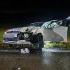 Bei einem Unfall auf der B12 bei Kempten sind am Donnerstagabend sechs Personen verletzt worden. Der Unfall hatte sich rund zwei Kilometer nach dem Autobahnkreuz Kempten ereignet.
Vier Fahrzeuge beteiligt
Nach bisherigem Kenntnisstand war ein 33-jähriger Autofahrer gegen 19:30 Uhr in Richtung Kempten unterwegs. Aus noch unbekannter Ursache war er dann in den Gegenverkehr geraten. Dort prallte das Auto des 33-Jährigen in zwei entgegenkommende Autos und im Anschluss in ein nachfolgendes Fahrzeug.Sechs Verletzte - hoher Sachschaden
Bei dem Unfall zogen sich alle sechs Insassen der beteiligten vier Fahrzeuge Verletzungen zu. Sie mussten in ein Krankenhaus gebracht werden. Die B12 war in dem Bereich für rund fünf Stunden gesperrt. Der Sachschaden beläuft sich auf etwa 100.000 Euro. 

Ein Gutachter soll nun die Unfallursache herausfinden. Die Feuerwehr Kempten und die Straßenmeisterei Kempten kümmerten sich um die Absicherung der Unfallstelle und die Verkehrsregelung.

[video]https://www.youtube.com/watch?v=8VPIDuk3g0c[/video]