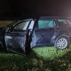 Bei einem Unfall auf der B12 bei Kempten sind am Donnerstagabend sechs Personen verletzt worden. Der Unfall hatte sich rund zwei Kilometer nach dem Autobahnkreuz Kempten ereignet.
Vier Fahrzeuge beteiligt
Nach bisherigem Kenntnisstand war ein 33-jähriger Autofahrer gegen 19:30 Uhr in Richtung Kempten unterwegs. Aus noch unbekannter Ursache war er dann in den Gegenverkehr geraten. Dort prallte das Auto des 33-Jährigen in zwei entgegenkommende Autos und im Anschluss in ein nachfolgendes Fahrzeug.Sechs Verletzte - hoher Sachschaden
Bei dem Unfall zogen sich alle sechs Insassen der beteiligten vier Fahrzeuge Verletzungen zu. Sie mussten in ein Krankenhaus gebracht werden. Die B12 war in dem Bereich für rund fünf Stunden gesperrt. Der Sachschaden beläuft sich auf etwa 100.000 Euro. 

Ein Gutachter soll nun die Unfallursache herausfinden. Die Feuerwehr Kempten und die Straßenmeisterei Kempten kümmerten sich um die Absicherung der Unfallstelle und die Verkehrsregelung.

[video]https://www.youtube.com/watch?v=8VPIDuk3g0c[/video]