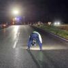 Bei einem Unfall auf der B12 bei Kempten sind am Donnerstagabend sechs Personen verletzt worden. Der Unfall hatte sich rund zwei Kilometer nach dem Autobahnkreuz Kempten ereignet.
Vier Fahrzeuge beteiligt
Nach bisherigem Kenntnisstand war ein 33-jähriger Autofahrer gegen 19:30 Uhr in Richtung Kempten unterwegs. Aus noch unbekannter Ursache war er dann in den Gegenverkehr geraten. Dort prallte das Auto des 33-Jährigen in zwei entgegenkommende Autos und im Anschluss in ein nachfolgendes Fahrzeug.Sechs Verletzte - hoher Sachschaden
Bei dem Unfall zogen sich alle sechs Insassen der beteiligten vier Fahrzeuge Verletzungen zu. Sie mussten in ein Krankenhaus gebracht werden. Die B12 war in dem Bereich für rund fünf Stunden gesperrt. Der Sachschaden beläuft sich auf etwa 100.000 Euro. 

Ein Gutachter soll nun die Unfallursache herausfinden. Die Feuerwehr Kempten und die Straßenmeisterei Kempten kümmerten sich um die Absicherung der Unfallstelle und die Verkehrsregelung.

[video]https://www.youtube.com/watch?v=8VPIDuk3g0c[/video]