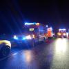 Bei einem Unfall auf der B12 bei Kempten sind am Donnerstagabend sechs Personen verletzt worden. Der Unfall hatte sich rund zwei Kilometer nach dem Autobahnkreuz Kempten ereignet.
Vier Fahrzeuge beteiligt
Nach bisherigem Kenntnisstand war ein 33-jähriger Autofahrer gegen 19:30 Uhr in Richtung Kempten unterwegs. Aus noch unbekannter Ursache war er dann in den Gegenverkehr geraten. Dort prallte das Auto des 33-Jährigen in zwei entgegenkommende Autos und im Anschluss in ein nachfolgendes Fahrzeug.Sechs Verletzte - hoher Sachschaden
Bei dem Unfall zogen sich alle sechs Insassen der beteiligten vier Fahrzeuge Verletzungen zu. Sie mussten in ein Krankenhaus gebracht werden. Die B12 war in dem Bereich für rund fünf Stunden gesperrt. Der Sachschaden beläuft sich auf etwa 100.000 Euro. 

Ein Gutachter soll nun die Unfallursache herausfinden. Die Feuerwehr Kempten und die Straßenmeisterei Kempten kümmerten sich um die Absicherung der Unfallstelle und die Verkehrsregelung.

[video]https://www.youtube.com/watch?v=8VPIDuk3g0c[/video]
