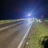 Bei einem Unfall auf der B12 bei Kempten sind am Donnerstagabend sechs Personen verletzt worden. Der Unfall hatte sich rund zwei Kilometer nach dem Autobahnkreuz Kempten ereignet.
Vier Fahrzeuge beteiligt
Nach bisherigem Kenntnisstand war ein 33-jähriger Autofahrer gegen 19:30 Uhr in Richtung Kempten unterwegs. Aus noch unbekannter Ursache war er dann in den Gegenverkehr geraten. Dort prallte das Auto des 33-Jährigen in zwei entgegenkommende Autos und im Anschluss in ein nachfolgendes Fahrzeug.Sechs Verletzte - hoher Sachschaden
Bei dem Unfall zogen sich alle sechs Insassen der beteiligten vier Fahrzeuge Verletzungen zu. Sie mussten in ein Krankenhaus gebracht werden. Die B12 war in dem Bereich für rund fünf Stunden gesperrt. Der Sachschaden beläuft sich auf etwa 100.000 Euro. 

Ein Gutachter soll nun die Unfallursache herausfinden. Die Feuerwehr Kempten und die Straßenmeisterei Kempten kümmerten sich um die Absicherung der Unfallstelle und die Verkehrsregelung.

[video]https://www.youtube.com/watch?v=8VPIDuk3g0c[/video]