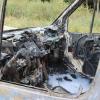 Zwischen den Anschlussstellen Zusmarshausen und Burgau ist am Donnerstagvormittag ein Transporter in Flammen aufgegangen. Der Fahrer eines Transporters war auf der A8 in Fahrtrichtung Stuttgart unterwegs, als das Fahrzeug um kurz nach 11:00 Uhr zu rauchen begann. 
Fahrer reagier rechtzeitigEr konnte glücklicherweise rechtzeitig auf dem Standstreifen anhalten. Bevor das Fahrzeug in Flammen aufging konnten er und seine drei Mitinsassen das Fahrzeug verlassen einige Gegenstände in Sicherheit bringen. Keiner der Insassen wurde verletzt.18 Jahre altes Fahrzeug Die Feuerwehr Zusmarshausen löschte anschließend das Fahrzeug. Die angerückten Kräfte der Feuerwehr Burgau halfen dann bei der Absicherung der Einsatzstelle. Bei der Brandursache geht die Autobahnpolizei Gersthofen, die mit einer Streife vor Ort war, von einem technischen Defekt aus. Den entstandenen Schaden am 18 Jahre alten Fahrzeug und der Fahrbahn schätzt die Polizei auf etwa 5.000 Euro.Mercedesfahrer missbraucht RettungsgasseWie die Besatzung eines Feuerwehrfahrzeuges der Feuerwehr Zusmarshausen, folgte ihnen durch die Rettungsgasse ein schwarzer Mercedes Kleinbus. Erst als die anhielten und den Fahrer auf sein Fehlverhalten hinwiesen, beendete dieser die Nachfahrt. Ein Beamter der Autobahnpolizei hielt anschließend den Kleinbus an. Der Fahrer musste dem Polizisten sein Verhalten erklären. Er und seine fünf Mitinsassen sahen die Situation anders. Am Ende hatte er Glück, er kam mit einer Ermahnung davon.