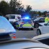 Bei einem Verkehrsunfall mit einem Streifenwagen der Polizei sind am Freitagabend bei Waltenhofen sechs Personen verletzt worden. 
Streifenwagen war mit Blaulicht unterwegsDer Streifenwagen war gegen 18:15 Uhr mit Blaulicht und Martinshorn aus Richtung Kempten auf der B19/Waltenhofen unterwegs. Im Bereich der Kreuzung zwischen der B19 und der Autobahn 980 übersah ein junger Autofahrer den Streifenwagen beim Abbiegen. Beide Autos prallten daraufhin frontal zusammen.
[video]https://www.youtube.com/watch?v=TmJ11TOzQD8[/video]Sechs Verletzte - Vier Fahrzeuge involviert
Im Anschluss kollidierte der Streifenwagen dann mit zwei weiteren Fahrzeugen und blieb dann schwer beschädigt liegen. Nach Angaben der Polizei wurden bei dem Unfall insgesamt sechs Personen verletzt. Zwei Menschen zogen sich mittelschwere Verletzungen zu.Feuerwehrleute unter den Ersthelfern
Alle vier Fahrzeuge mussten nach dem Unfall abgeschleppt werden. Unter den Ersthelfern vor Ort waren auch Feuerwehrleute einer auswärtigen Feuerwehr. Sie versorgten die Verletzten und sicherten den Unfallort ab. Hoher Sachschaden - Möglicherweise Hochzeit betroffen
Nach ersten Schätzungen beläuft sich der Sachschaden auf rund 100.000 Euro. Die Kreuzung war für etwa zwei Stunden gesperrt. Tragisch: Unter den mittelschwer verletzten Personen befindet sich auch eine Person, die am morgigen Samstag eigentlich heiraten wollte. Die Hochzeit musste vermutlich abgesagt werden.Polizei bittet um Hinweise
Aktuell sucht die Polizei noch nach möglichen Zeugen des Unfalls. Wer Hinweise zu der Kollision machen kann, soll sich bitte bei der Verkehrspolizeiinspektion Kempten melden. Die Telefonnummer lautet 
(0831) 9909-2050.