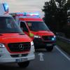 Bei einem Verkehrsunfall mit einem Streifenwagen der Polizei sind am Freitagabend bei Waltenhofen sechs Personen verletzt worden. 
Streifenwagen war mit Blaulicht unterwegsDer Streifenwagen war gegen 18:15 Uhr mit Blaulicht und Martinshorn aus Richtung Kempten auf der B19/Waltenhofen unterwegs. Im Bereich der Kreuzung zwischen der B19 und der Autobahn 980 übersah ein junger Autofahrer den Streifenwagen beim Abbiegen. Beide Autos prallten daraufhin frontal zusammen.
[video]https://www.youtube.com/watch?v=TmJ11TOzQD8[/video]Sechs Verletzte - Vier Fahrzeuge involviert
Im Anschluss kollidierte der Streifenwagen dann mit zwei weiteren Fahrzeugen und blieb dann schwer beschädigt liegen. Nach Angaben der Polizei wurden bei dem Unfall insgesamt sechs Personen verletzt. Zwei Menschen zogen sich mittelschwere Verletzungen zu.Feuerwehrleute unter den Ersthelfern
Alle vier Fahrzeuge mussten nach dem Unfall abgeschleppt werden. Unter den Ersthelfern vor Ort waren auch Feuerwehrleute einer auswärtigen Feuerwehr. Sie versorgten die Verletzten und sicherten den Unfallort ab. Hoher Sachschaden - Möglicherweise Hochzeit betroffen
Nach ersten Schätzungen beläuft sich der Sachschaden auf rund 100.000 Euro. Die Kreuzung war für etwa zwei Stunden gesperrt. Tragisch: Unter den mittelschwer verletzten Personen befindet sich auch eine Person, die am morgigen Samstag eigentlich heiraten wollte. Die Hochzeit musste vermutlich abgesagt werden.Polizei bittet um Hinweise
Aktuell sucht die Polizei noch nach möglichen Zeugen des Unfalls. Wer Hinweise zu der Kollision machen kann, soll sich bitte bei der Verkehrspolizeiinspektion Kempten melden. Die Telefonnummer lautet 
(0831) 9909-2050.
