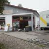 In der Nacht von Donnerstag auf Freitag haben Unbekannte in Sontheim in der Bahnhofstraße einen Geldautomat der Sparkasse gesprengt. Der Geldausgabeautomat befand sich im Vorraum eines Supermarktes. Die unbekannten Täter flüchteten anschließend mit einem dunklen Pkw, vermutlich der Marke Audi, in bisher unbekannte Richtung. 

Das BLKA hat die Ermittlungen übernommen. Genauere Untersuchungen des Sprengstoffs sollen in den kommenden Tagen im Kriminaltechnischen Institut des BLKA in München stattfinden. 
Kampf gegen Geldautomatensprenger: Banken und Polizei wollen enger zusammenarbeitenZeugenaufruf:Das Bayerische Landeskriminalamt bittet um Mithilfe und stellt folgende Fragen:Wem sind in den Nachtstunden im Bereich der Bahnhofstraße in 87776 Sontheim, verdächtige Personen aufgefallen?Wer hat im Vorfeld in der näheren Umgebung verdächtige Wahrnehmungen gemacht, die im Zusammenhang mit der Sprengung des Geldautomaten stehen könnten?Wer kann sonst sachdienliche Hinweise zur Tat, den Tätern oder dem Fluchtfahrzeug geben?Hinweise nimmt das Bayerische Landeskriminalamt unter der Telefonnummer 089 / 1212 – 0 
oder jede andere Polizeidienststelle entgegen.Fälle häufen sichIn den letzten Monaten waren im Allgäu und dem Rest von Bayern immer wieder Geldautomatensprenger aktiv und auch erfolgreich. In den meisten Fällen schlagen sie in der Nähe von Autobahnauffahrten zu und können so schnell die Flucht ergreifen. Allein im Jahr 2022 haben wir bereits über neun Geldautomatensprengungen im Allgäu und Umgebung berichtet. Die Artikel dazufinden Sie hier. 