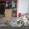 In der Nacht von Donnerstag auf Freitag haben Unbekannte in Sontheim in der Bahnhofstraße einen Geldautomat der Sparkasse gesprengt. Der Geldausgabeautomat befand sich im Vorraum eines Supermarktes. Die unbekannten Täter flüchteten anschließend mit einem dunklen Pkw, vermutlich der Marke Audi, in bisher unbekannte Richtung. 

Das BLKA hat die Ermittlungen übernommen. Genauere Untersuchungen des Sprengstoffs sollen in den kommenden Tagen im Kriminaltechnischen Institut des BLKA in München stattfinden. 
Kampf gegen Geldautomatensprenger: Banken und Polizei wollen enger zusammenarbeitenZeugenaufruf:Das Bayerische Landeskriminalamt bittet um Mithilfe und stellt folgende Fragen:Wem sind in den Nachtstunden im Bereich der Bahnhofstraße in 87776 Sontheim, verdächtige Personen aufgefallen?Wer hat im Vorfeld in der näheren Umgebung verdächtige Wahrnehmungen gemacht, die im Zusammenhang mit der Sprengung des Geldautomaten stehen könnten?Wer kann sonst sachdienliche Hinweise zur Tat, den Tätern oder dem Fluchtfahrzeug geben?Hinweise nimmt das Bayerische Landeskriminalamt unter der Telefonnummer 089 / 1212 – 0 
oder jede andere Polizeidienststelle entgegen.Fälle häufen sichIn den letzten Monaten waren im Allgäu und dem Rest von Bayern immer wieder Geldautomatensprenger aktiv und auch erfolgreich. In den meisten Fällen schlagen sie in der Nähe von Autobahnauffahrten zu und können so schnell die Flucht ergreifen. Allein im Jahr 2022 haben wir bereits über neun Geldautomatensprengungen im Allgäu und Umgebung berichtet. Die Artikel dazufinden Sie hier. 