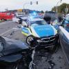 Bei einem Verkehrsunfall mit einem Streifenwagen der Polizei sind am Freitagabend bei Waltenhofen sechs Personen verletzt worden. 
Streifenwagen war mit Blaulicht unterwegsDer Streifenwagen war gegen 18:15 Uhr mit Blaulicht und Martinshorn aus Richtung Kempten auf der B19/Waltenhofen unterwegs. Im Bereich der Kreuzung zwischen der B19 und der Autobahn 980 übersah ein junger Autofahrer den Streifenwagen beim Abbiegen. Beide Autos prallten daraufhin frontal zusammen.
[video]https://www.youtube.com/watch?v=TmJ11TOzQD8[/video]Sechs Verletzte - Vier Fahrzeuge involviert
Im Anschluss kollidierte der Streifenwagen dann mit zwei weiteren Fahrzeugen und blieb dann schwer beschädigt liegen. Nach Angaben der Polizei wurden bei dem Unfall insgesamt sechs Personen verletzt. Zwei Menschen zogen sich mittelschwere Verletzungen zu.Feuerwehrleute unter den Ersthelfern
Alle vier Fahrzeuge mussten nach dem Unfall abgeschleppt werden. Unter den Ersthelfern vor Ort waren auch Feuerwehrleute einer auswärtigen Feuerwehr. Sie versorgten die Verletzten und sicherten den Unfallort ab. Hoher Sachschaden - Möglicherweise Hochzeit betroffen
Nach ersten Schätzungen beläuft sich der Sachschaden auf rund 100.000 Euro. Die Kreuzung war für etwa zwei Stunden gesperrt. Tragisch: Unter den mittelschwer verletzten Personen befindet sich auch eine Person, die am morgigen Samstag eigentlich heiraten wollte. Die Hochzeit musste vermutlich abgesagt werden.Polizei bittet um Hinweise
Aktuell sucht die Polizei noch nach möglichen Zeugen des Unfalls. Wer Hinweise zu der Kollision machen kann, soll sich bitte bei der Verkehrspolizeiinspektion Kempten melden. Die Telefonnummer lautet 
(0831) 9909-2050.