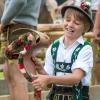 Am Samstag sind auch in Obermaiselstein die Älpler, Hirten und ihre Tiere ins Tal zurückgekehrt. Insgesamt 1.400 Rinder kehrten von insgesamt zwölf Alpen zurück. Damit ist auch dort der Bergsommer beendet. Anders als in vielen anderen Ortschaften gab es in Obermaiselstein mehrere dezentrale Scheidplätze. Einen Hauptscheidplatz gab es nicht. Auch fand der Viehscheid in Obermaiselstein ohne Zeltbetrieb und Fest statt.