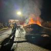 Zur "Langen Nacht der Feuerwehr" haben die Feuerwehren im nördlichen Oberallgäu am Samstagabend eingeladen. Mit vielen unterschiedlichen Programmpunkten durften die Besucher z. B.  einen Löschtrupp beim "Innenangriff" in einem realistisch nachgebildeten Brandraum begleiten und erfuhren mehr über die moderne Brandbekämpfung und Technische Hilfeleistung. Zudem gab es neben einer Fahrzeugausstellung auch Informationen zur ehrenamtlichen Arbeit über die Feuerwehr. 
Container in BrandUm den Besuchern die Arbeit der Feuerwehr näher zu bringen, wurde in Kimratshofen zum Beispiel ein Feuer in einem Container entfacht. Wie bei einem realen Einsatz wurden die Kräfte per Sirene alarmiert und rückten mit Blaulicht und Martinshorn an. In Schrattenbach gab es am Abend eine Vorführung der Feuerwehrjugend und es wurde ein Fettbrand simuliert. Den Abschluss bildete dann ein Corso aus Feuerwehrfahrzeugen, der alle 16 Feuerwehren im Inspektionsbereich Nord des Landkreises Oberallgäu abfuhr. 
[video]https://www.youtube.com/watch?v=UKR1paeYQho[/video]16 Feuerwehren nahmen TeilAn der Aktion die bayernweit stattfand, nahmen aus dem nördlichen Landkreis Oberallgäu folgende Feuerwehren Teil: Schrattenbach, Börwang, Wildpoldsried, Hochgreut, Moosbach-Untergassen, Sulzberg, Hegge, Kreuzthal, Muthmannshofen, Kimratshofen, Ermengerst, Wiggensbach, Krugzell, Dietmannsried, Lauben.