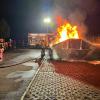 Zur "Langen Nacht der Feuerwehr" haben die Feuerwehren im nördlichen Oberallgäu am Samstagabend eingeladen. Mit vielen unterschiedlichen Programmpunkten durften die Besucher z. B.  einen Löschtrupp beim "Innenangriff" in einem realistisch nachgebildeten Brandraum begleiten und erfuhren mehr über die moderne Brandbekämpfung und Technische Hilfeleistung. Zudem gab es neben einer Fahrzeugausstellung auch Informationen zur ehrenamtlichen Arbeit über die Feuerwehr. 
Container in BrandUm den Besuchern die Arbeit der Feuerwehr näher zu bringen, wurde in Kimratshofen zum Beispiel ein Feuer in einem Container entfacht. Wie bei einem realen Einsatz wurden die Kräfte per Sirene alarmiert und rückten mit Blaulicht und Martinshorn an. In Schrattenbach gab es am Abend eine Vorführung der Feuerwehrjugend und es wurde ein Fettbrand simuliert. Den Abschluss bildete dann ein Corso aus Feuerwehrfahrzeugen, der alle 16 Feuerwehren im Inspektionsbereich Nord des Landkreises Oberallgäu abfuhr. 
[video]https://www.youtube.com/watch?v=UKR1paeYQho[/video]16 Feuerwehren nahmen TeilAn der Aktion die bayernweit stattfand, nahmen aus dem nördlichen Landkreis Oberallgäu folgende Feuerwehren Teil: Schrattenbach, Börwang, Wildpoldsried, Hochgreut, Moosbach-Untergassen, Sulzberg, Hegge, Kreuzthal, Muthmannshofen, Kimratshofen, Ermengerst, Wiggensbach, Krugzell, Dietmannsried, Lauben.