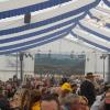 Am Samstag fand der Viehscheid in Immenstadt statt. Ab 09:00 Uhr zogen 10 Alpe mit über 800 Tieren durch die Stadt auf den Viehscheidhof. Leider spielte das Wetter nicht mit. Die ganze Zeit war es bewölkt und immer wieder trieb ein Regenschauer die zahlreichen Schaulustigen schutzsuchend unter die Regenschirme. Glücklicherweise gab es genug überdachte Verkaufsstände und ein Festzelt, dass dank des Wetters gut besucht war.