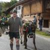 Am Montagvormittag, den 19. September 2022, fand auch in Buching, einem Ortsteil der Gemeinde Halblech im Ostallgäu, der Viehscheid statt. 30 Rinder, davon alle mit einem Kopfschmuck, kamen von den Alpen ins Tal und zum Marktplatz zwischen Buching und Bayerniederhofen. Dort fand direkt neben dem Festzelt der Viehhandel statt. Buching ist dabei der letzte Viehscheid im Allgäu, bei dem ein solcher Handel noch mit einem Handschlag vereinbart werden kann. Zusammen mit den Rindern kamen auch die Musikkapelle Alpengruß Buching, die dann im Festzelt aufspielten, und der Festwagen des Allgäuer Brauhauses, der von sechs Pferden gezogen wurde, zum Markplatz.