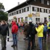 Trotz teilweise strömenden Regen kamen hunderte Zuschauern zum Viehscheid nach Wertach. Mit insgesamt rund 700 Tieren von sechs verschiedenen Alpen gehört er zu den größeren Viehscheiden im Allgäu. Neben einem Festzelt gab es auch einen großen Krämermarkt, der ebenfalls gut besucht war.