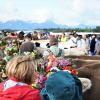 Am Montagvormittag, den 19. September 2022, fand auch in Buching, einem Ortsteil der Gemeinde Halblech im Ostallgäu, der Viehscheid statt. 30 Rinder, davon alle mit einem Kopfschmuck, kamen von den Alpen ins Tal und zum Marktplatz zwischen Buching und Bayerniederhofen. Dort fand direkt neben dem Festzelt der Viehhandel statt. Buching ist dabei der letzte Viehscheid im Allgäu, bei dem ein solcher Handel noch mit einem Handschlag vereinbart werden kann. Zusammen mit den Rindern kamen auch die Musikkapelle Alpengruß Buching, die dann im Festzelt aufspielten, und der Festwagen des Allgäuer Brauhauses, der von sechs Pferden gezogen wurde, zum Markplatz.