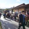 Am Montagvormittag, den 19. September 2022, fand auch in Buching, einem Ortsteil der Gemeinde Halblech im Ostallgäu, der Viehscheid statt. 30 Rinder, davon alle mit einem Kopfschmuck, kamen von den Alpen ins Tal und zum Marktplatz zwischen Buching und Bayerniederhofen. Dort fand direkt neben dem Festzelt der Viehhandel statt. Buching ist dabei der letzte Viehscheid im Allgäu, bei dem ein solcher Handel noch mit einem Handschlag vereinbart werden kann. Zusammen mit den Rindern kamen auch die Musikkapelle Alpengruß Buching, die dann im Festzelt aufspielten, und der Festwagen des Allgäuer Brauhauses, der von sechs Pferden gezogen wurde, zum Markplatz.