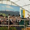 Am Montagvormittag, den 19. September 2022, fand auch in Buching, einem Ortsteil der Gemeinde Halblech im Ostallgäu, der Viehscheid statt. 30 Rinder, davon alle mit einem Kopfschmuck, kamen von den Alpen ins Tal und zum Marktplatz zwischen Buching und Bayerniederhofen. Dort fand direkt neben dem Festzelt der Viehhandel statt. Buching ist dabei der letzte Viehscheid im Allgäu, bei dem ein solcher Handel noch mit einem Handschlag vereinbart werden kann. Zusammen mit den Rindern kamen auch die Musikkapelle Alpengruß Buching, die dann im Festzelt aufspielten, und der Festwagen des Allgäuer Brauhauses, der von sechs Pferden gezogen wurde, zum Markplatz.